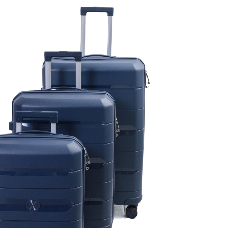 Vista frontal escalonada del set de valijas azul en 3 tamaños: Carry On 20”, Mediana 24” y Grande 28”
