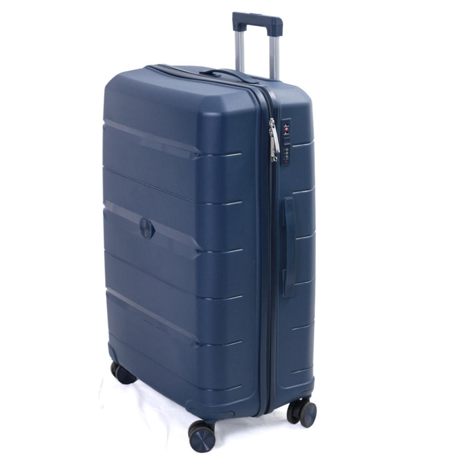 Valija azul grande con asa extendida, vista diagonal izquierda sobre fondo blanco.